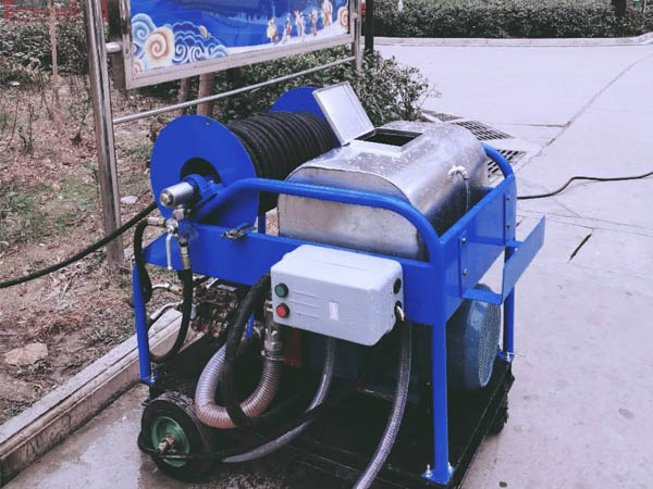 小型高壓管道疏通機小區(qū)管道疏通現場